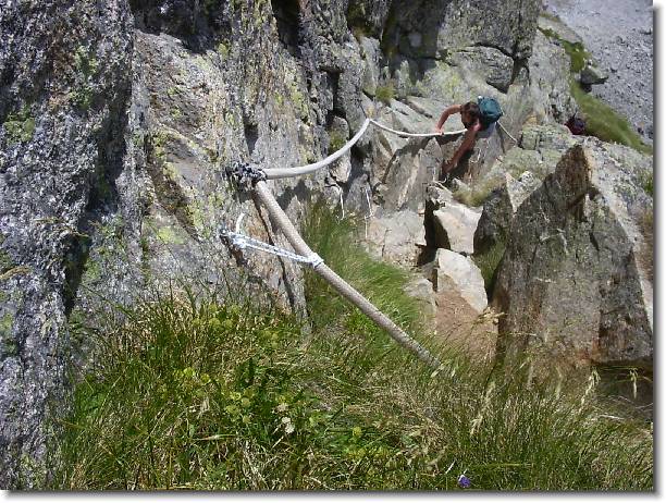 La spaccatura rocciosa alla fine 
dell'itinerario per il rif.Dalmazzi (foto heliS)