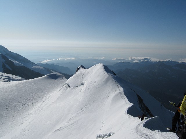 La cresta del Castore vista da poco sotto la vetta (foto Silvia)