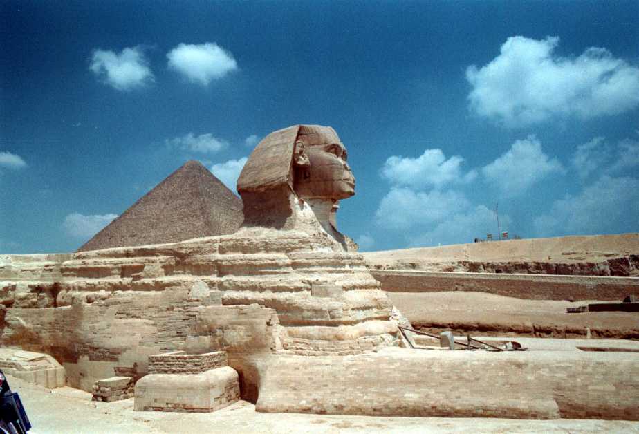 la Sfinge di Giza; sullo sfondo la piramide di Cheope